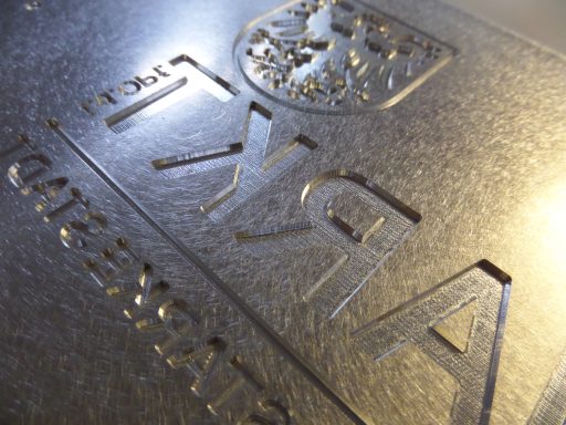 Aluminium Platte mit Logo vertieft als Gußform