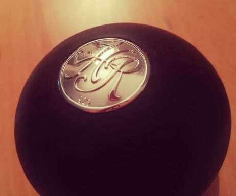 Silber Inlay in Nussknacker als Monogramm Relief
