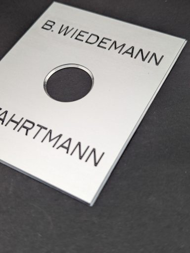 Klingelschild mit Klingelknopf Durchlass