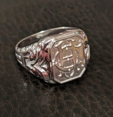 Siegelring aus Silber mit Monogramm als Relief
